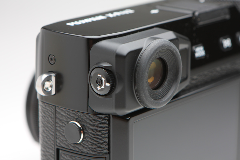 視度補正機構を備える。X-Pro1にはなく、コシナ製の視度補正レンズを必要としていた。ある意味、大きく進化したところ。