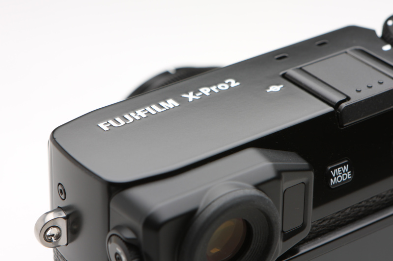 X-Pro1ではトップカバーにレンズ断面を模したロゴが入っていたが、X-Pro2では省略されてしまった。個人的には寂しく感じる。