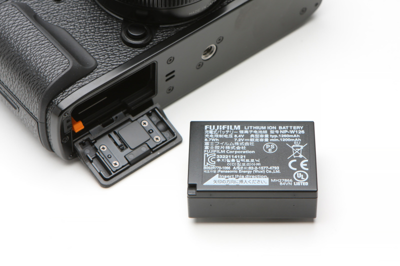 バッテリーは先代と同じNP-W126を使用。フル充電からの撮影可能枚数は、EVF使用時で約250枚、OVF使用時で約350枚（いずれもCIPA準拠）。