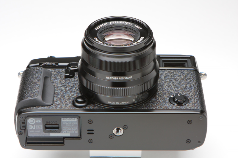 レンズ光軸上に設置された三脚ネジ穴。個人的にはこのようなことにこそこだわりを持ってほしく思える。