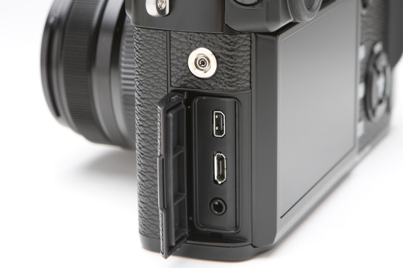 インターフェースは上からマイクロHDMI端子、マイクロUSB端子、マイク/リモートレリーズ端子。