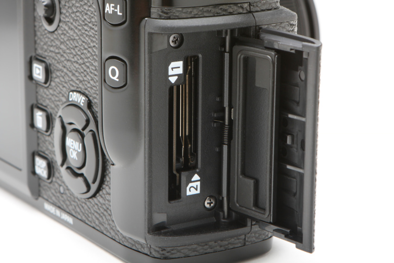 メモリーカードスロットはボディ側面のダブルスロットになった（共にSDXC/SDHC/SDカード）。富士フイルムの本気度を感じさせる部分だ。