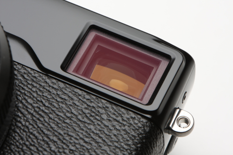 OVF選択時、画面右下に小型のEVFを表示させると、同時にファインダーの隅に液晶表示用の遮光板が現れる。細かなギミックが見ていて楽しいカメラでもある。