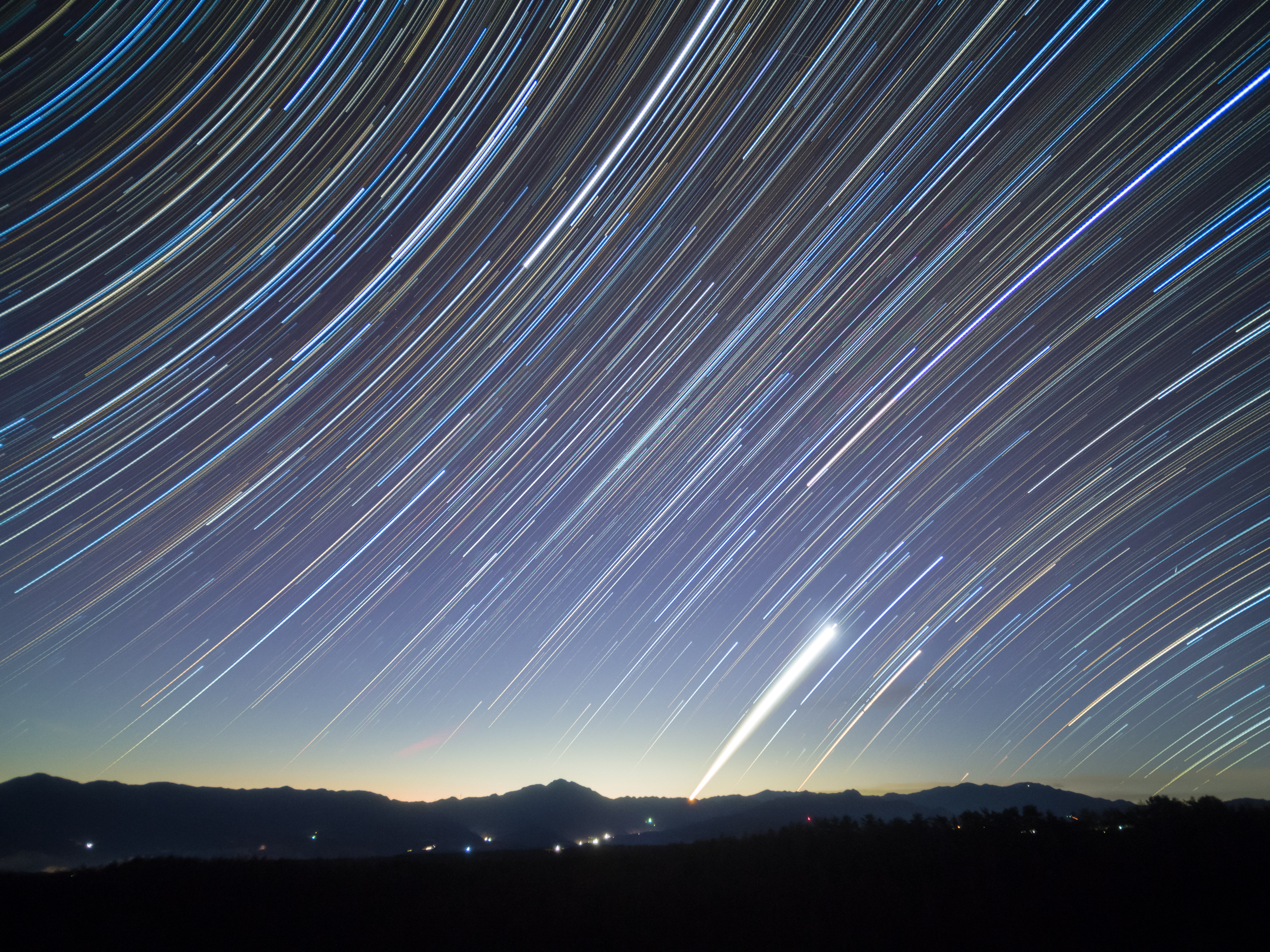 KOWA PROMINAR 8.5mm F2.8 / OLYMPUS OM-D E-M10 / F2.8 / ライブコンポジット60秒×約1時間 / ISO1600 / LEEソフトNo.3フィルター使用