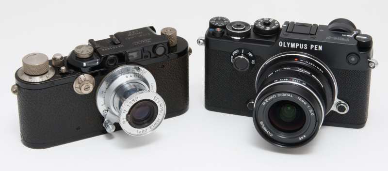 最新のPEN-F（右）と、1930年代に発売されたライカDIII（左）。PEN-FはオリジナルのペンFの形も受け継ぎながら、レンジファインダー機に近い雰囲気も併せ持つ。なおPEN-Fの本体はマグネシウム合金。ボディカラーにより仕上がりが異なり、ブラックの表面は梨地調で、シルバーは表面に凹凸がないサテン調。