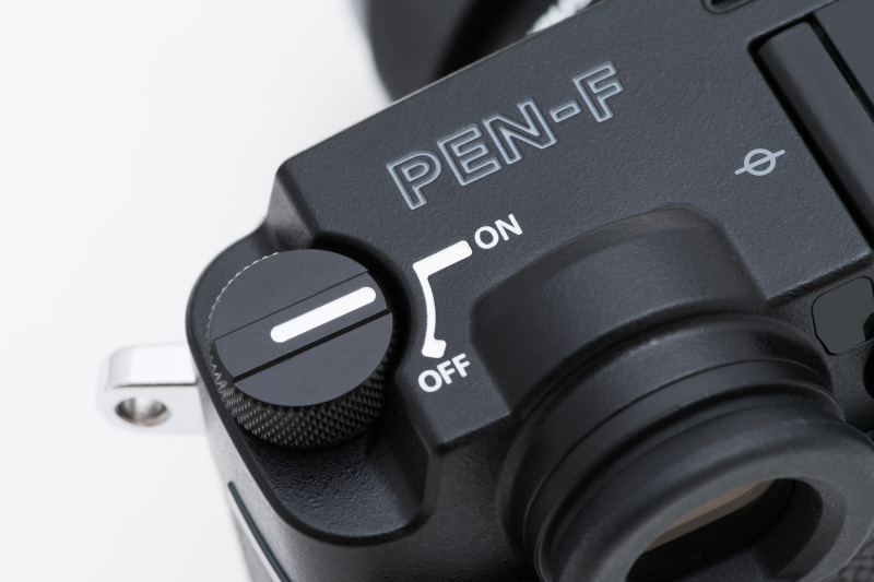 OM-Dシリーズがフィルム一眼レフのOMを彷彿させる電源レバーなのに対し、PEN-Fの電源スイッチは巻き戻しノブや巻き戻しクランクを思わせる。PEN-Fがクラシカルに見える要素のひとつだ。