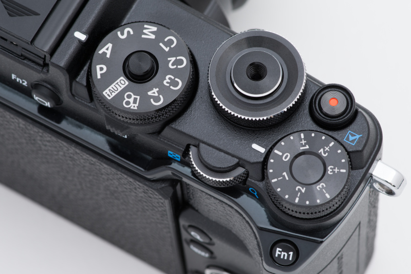 シンプルなオリジナルと異なり、上面にはダイヤルが4つもある。しかし、それがメカらしさを強調し、デジタルの電子機器ではなく精密機械を感じさせる。ダイヤルはアルミ削り出しで質感が高い。