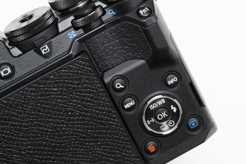 親指が当たる部分はえぐれていて、しっかり指が掛かると同時に本体が薄く感じる。また十字ボタンには機能が割り当てられていて、PENシリーズの操作を受け継いでいることがわかる。