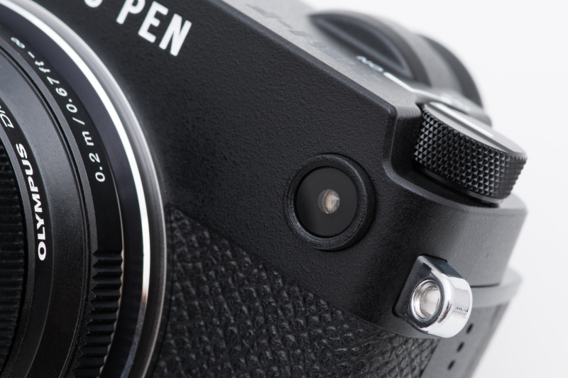 EVFのアイピースから軸はずれているものの、レンジファインダー機のファインダーを思わせるAF補助光窓。オリンパスのデザイナーのこだわりが伝わってくる。