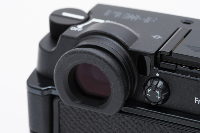 PENシリーズで初めて搭載されたEVF。円筒形のデザインがEVFの存在を強調している。しっかり構えて撮りたいときには、やはりEVFは欠かせない。