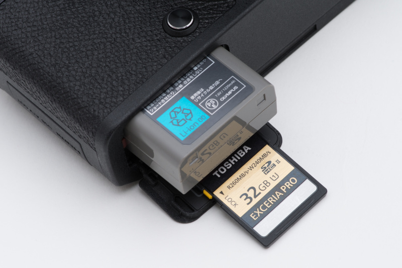 バッテリーはOM-D E-M1やE-M5 Mark II、PEN E-P5などと同じBLN-1。SDカードは高速なUHS-II規格に対応している。SDカードスロットとバッテリー室が同じ場所なのもPENらしい。