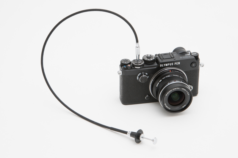 シャッターボタンには、ケーブルレリーズソケットがある。昔ながらの機械式ケーブルレリーズが使用可能だ。