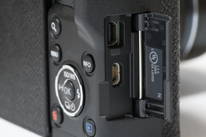 端子カバーを開けると、USB端子とHDMI端子（タイプD）が現れる。