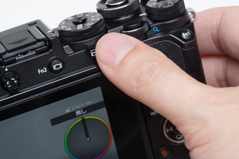 モノクロ/カラープロファイルコントロールは、モードダイヤル下のレバーで項目を呼び出す。