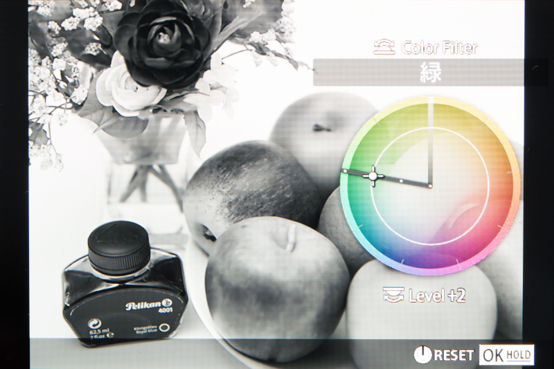 モノクロプロファイルコントロールの画面。フィルター効果が円形で表示され、前ダイヤルでフィルター選択、後ダイヤルで効果のレベルを選択する。