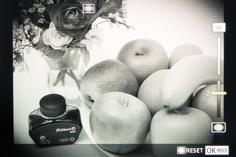 周辺光量の調節。明るくする（プラス）、暗くする（マイナス）共に5段ずつ効果が選択できる。