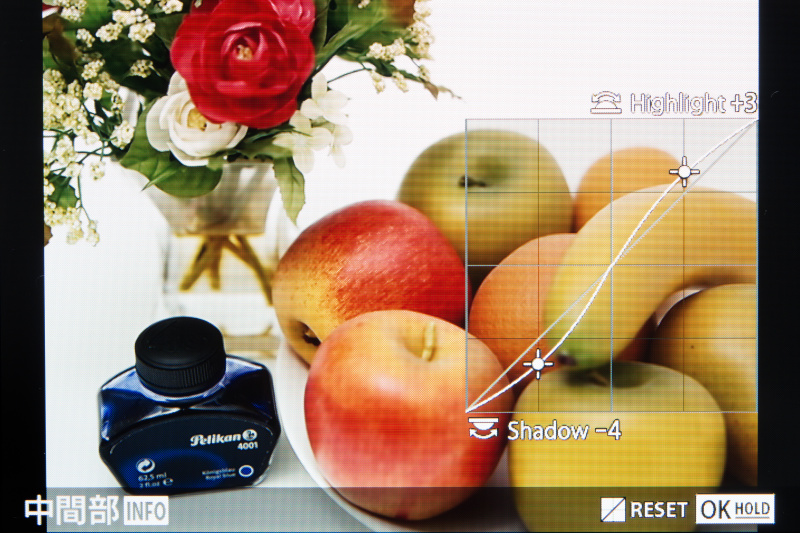 モノクロと同じく、トーンカーブの調節が可能。INFOボタンで中間調のコントロールもできる。