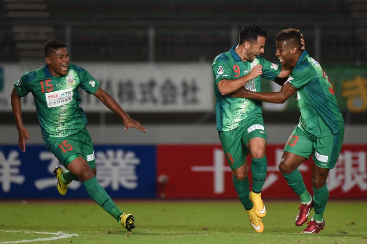 FC岐阜のブラジル人選手、ジウシーニョ（背番号9）がゴールした際にブラジル人選手、レオミネイロ（同33）とヘニキ（同15）が駆け寄って祝福している（撮影：山田一仁）