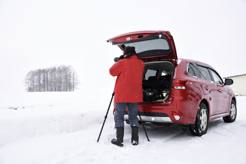 上の作品を撮影しているところ。跳ね上げるタイプのテールゲートは屋根がわりにもなる。