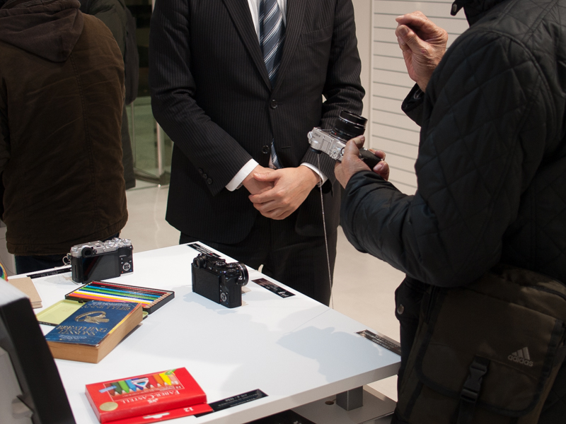 盛況の体験コーナー。熱心に質問する来場者の姿も見られた