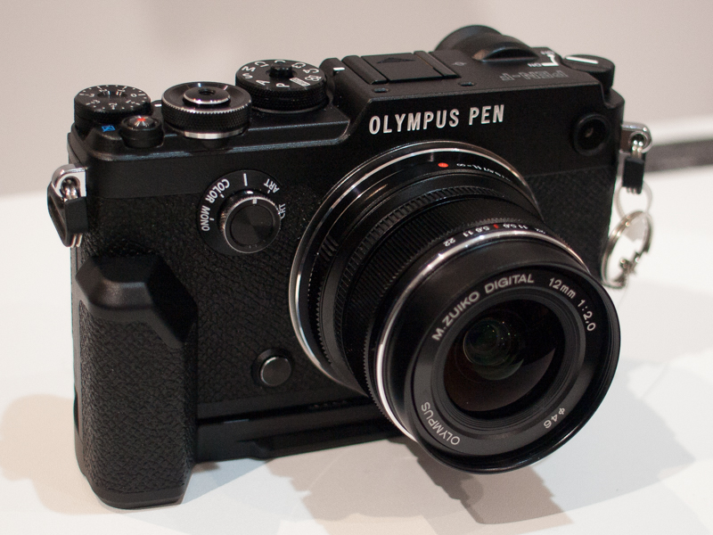 オプションの外付けグリップ「ECG-4」も試せる