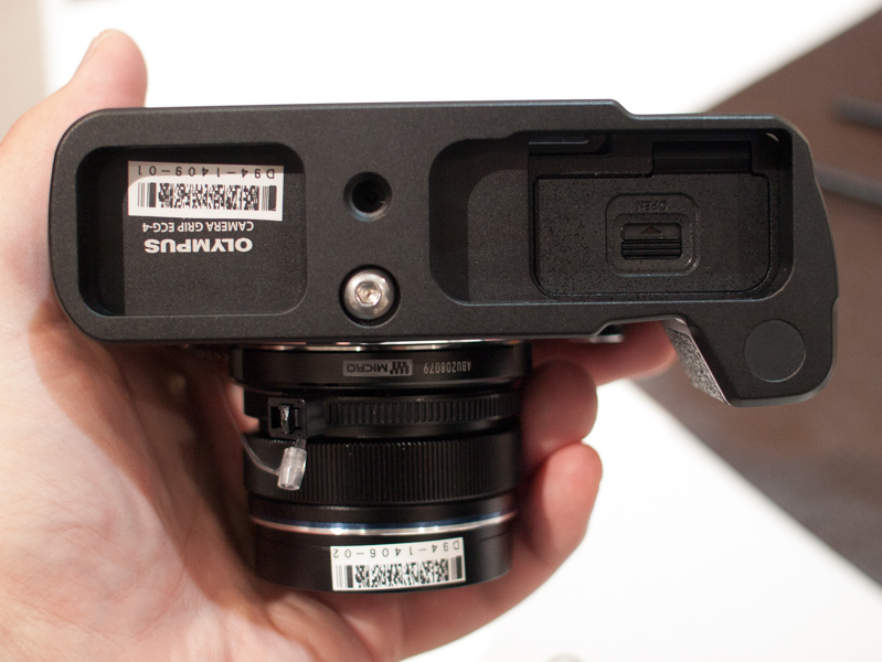 ECG-4は、装着した際に三脚穴が光軸に来るのがポイント