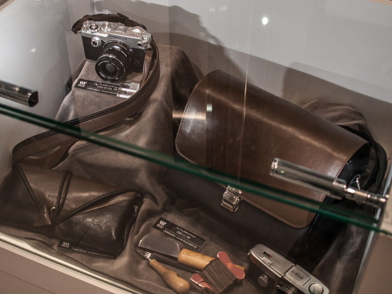 PEN-Fに合わせて発売する「プレミアムレザーシリーズ」もケース内に展示されていた