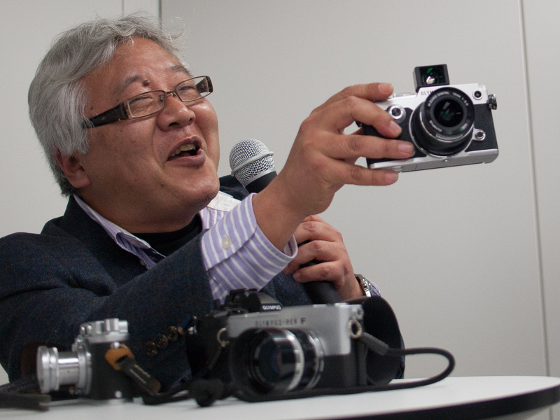 赤城氏は、光学ファインダーVF-1を付けたPEN-Fも披露した。「前にガラスがあるから格好いい。外付けEVFではこうはならない」