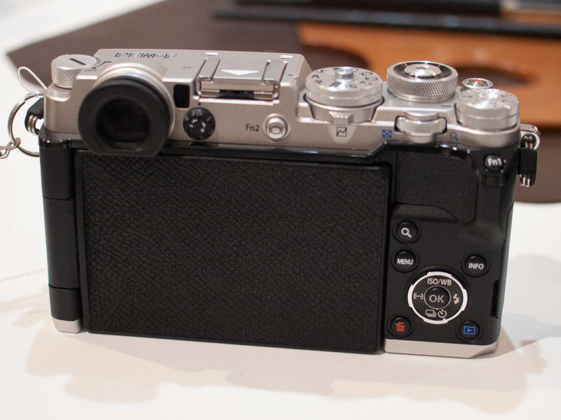 液晶モニターを閉じると革張りとなっており、クラシカルな雰囲気が一層引き立つ