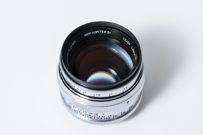 真鍮製外装でレトロな銀色のメッキも楽しい。LOMOGRAPHY +ZENITの刻印入り。