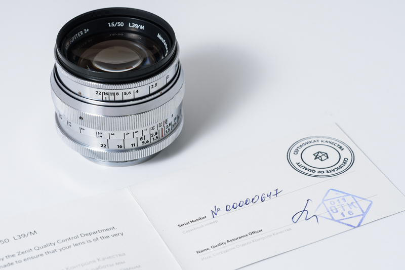 保証書。青い検印と手書き文字の数字の書き方（とくに4と7）に懐かしくて感激した。