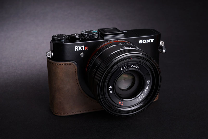 ダークブラウン