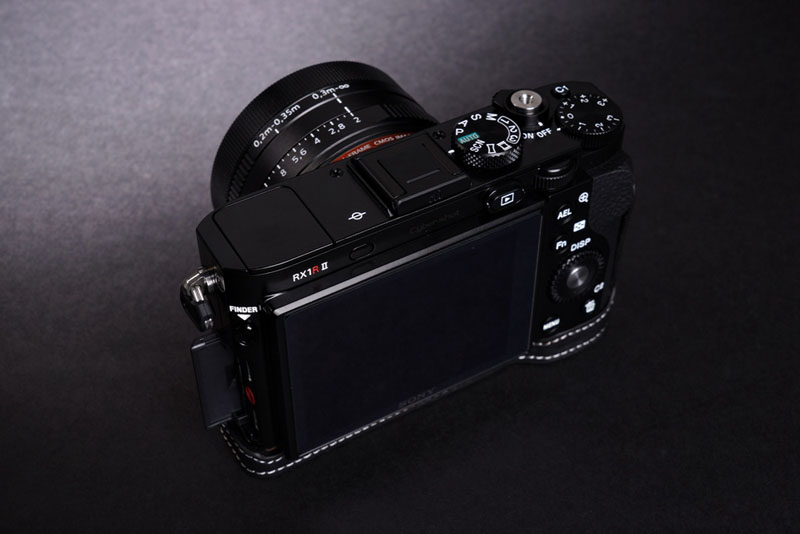 ケースを装着したまま端子類にアクセス可能