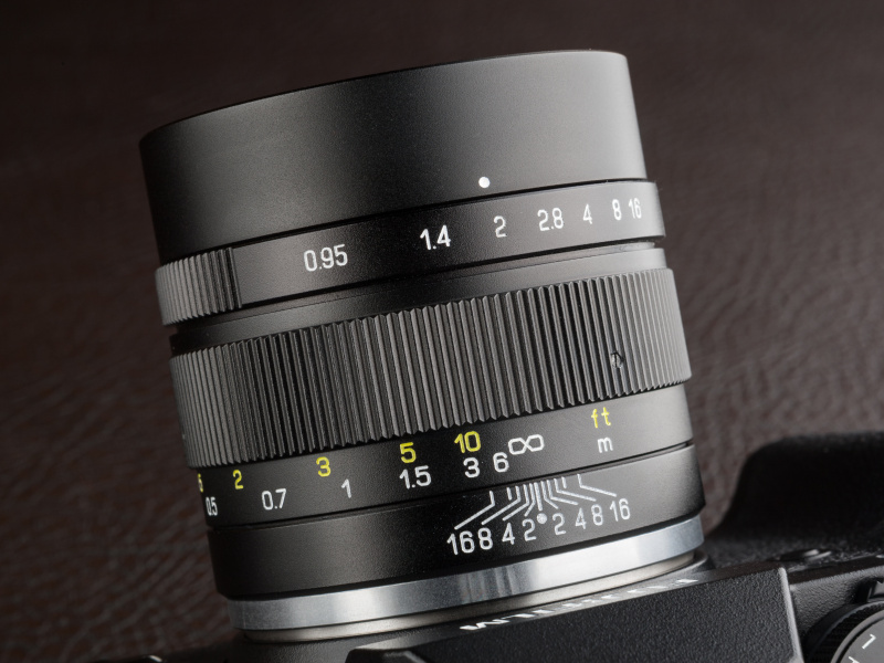 絞りリングはクリックなしの仕様だ。絞り値の印刷はF4の次がF8になっている