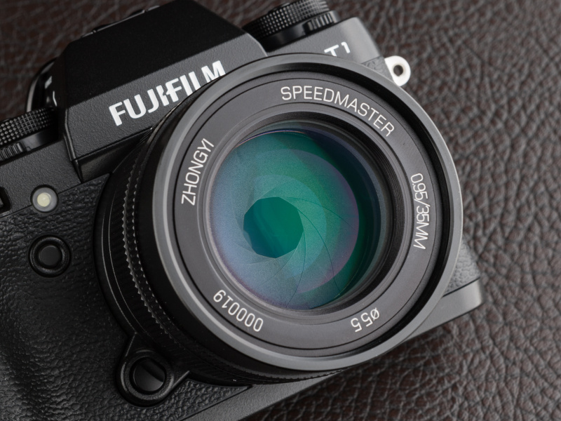 絞りは9枚羽根で、おおむね円形に近い形状だ。フィルター径は58mmから55mmに小型化されている