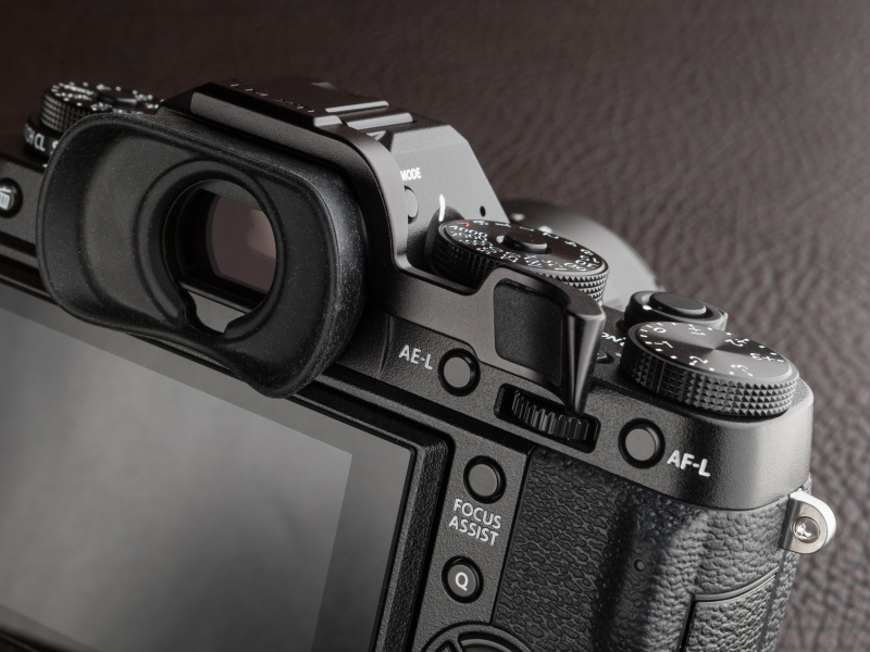 サムレストは背面のボタンやダイヤルと干渉しない。機能性重視の設計である