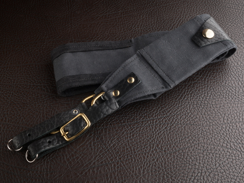 ホールドファストのストラップはナインセレクトにて税込2万3,800円だ。カラバリも用意する