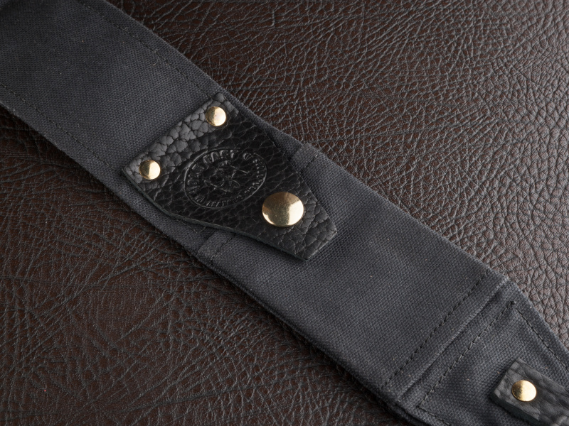 65mm幅のワイドタイプのストラップだ。両端にホックポケットが付く