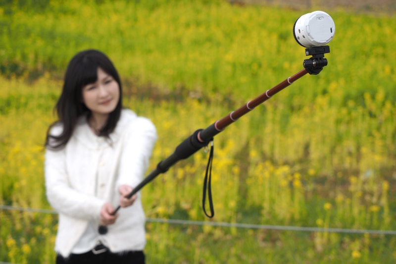 自撮り棒に三脚用のネジ穴があるのでそこに一脚をつけて延長してみたが重すぎたもよう。
