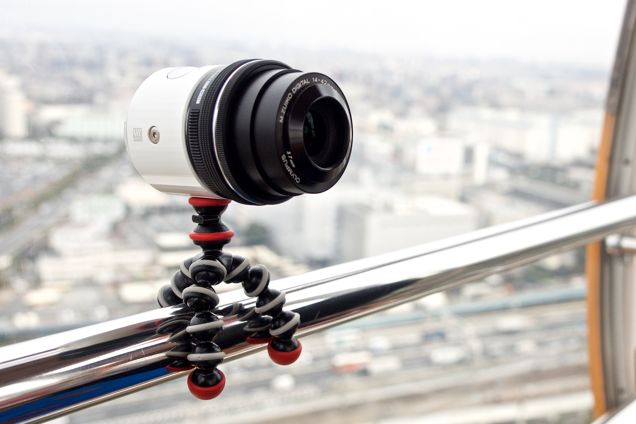 この白い円筒形がカメラ本体。そこにマイクロフォーサーズのレンズをつけ、適当な三脚なりなんなりで固定しちゃえば完成である。