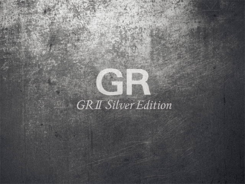 リコーGR II シルバーエディション ASCII.jp：世界3200台限定！ リコーの高級コンデジ「GRII」に