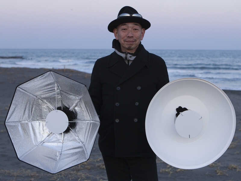 左がOCFビューティーディッシュ、右がアルミ製のディッシュ（ソフトライトリフレクター）。双方とも直径は同じなので、使い方は一緒だ。しかし、アルミ製は折りたためないので、この大きさのまま持ち歩くことになる。重量もあるので、あまり屋外の撮影に適さない