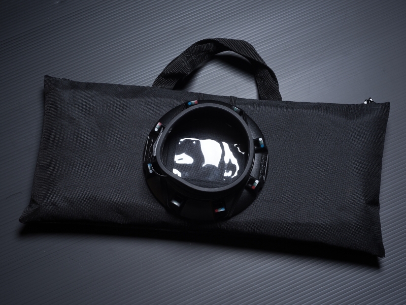 裏側にはゴムストラップがあり、ヘッドに取り付けるリングなどの他のアクセサリーを留めておける