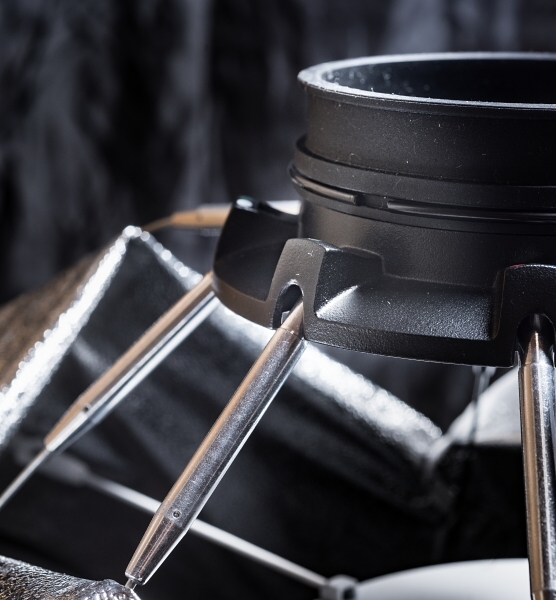 リングの溝を拡大した。これは組み立て中の状態。ロッドは溝に深い角度で浅く入っている。この状態をポジションAとする