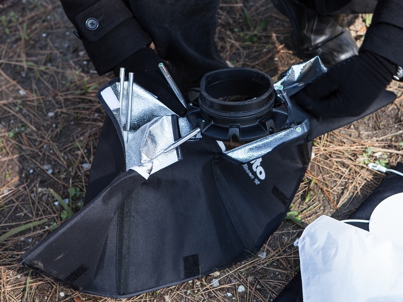 まず、任意の対角線にある2本のロッドを選び、リングの溝に嵌める。この時、2本のロッドはポジションBで浅い角度で深く嵌る