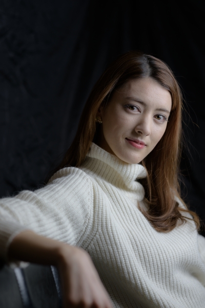 OCFビューティーディッシュでの撮影。モデルの右上方向からのライティング。レンズ光軸から離して自由な位置から照明できるため、立体感のある描写になった。また、大きな面光源となるため、光は柔らかく、シャドウの描写が美しい