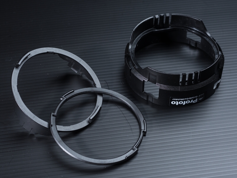 左がGelを保持するホルダー。これもホルダー部分と抑えリングに分かれる。右がOCF Grid&GelHolder。これと組み合わせてヘッドに取り付ける