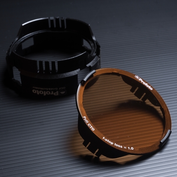 任意のGelを選び、Gelホルダーの切り欠きに合わせて乗せる。キットにはGelホルダーが2個付属している