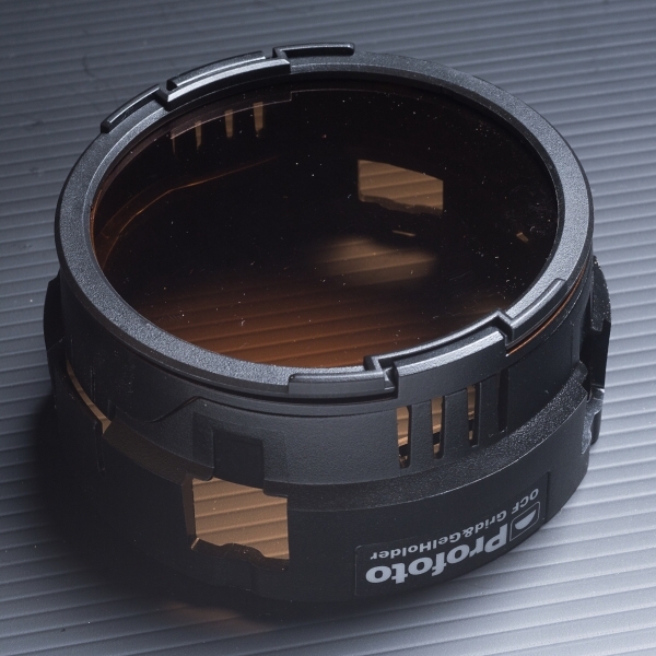 GelホルダーをOCF Grid&GelHolderにはめ込む。キットにはOCF Grid&GelHolderは1つだ