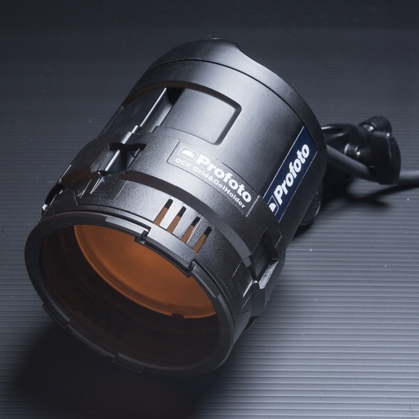 GelのついたOCF Grid&GelHolderをヘッドの凹凸に合わせて嵌め込む。あとは適宜スタンドに乗せればOKだ